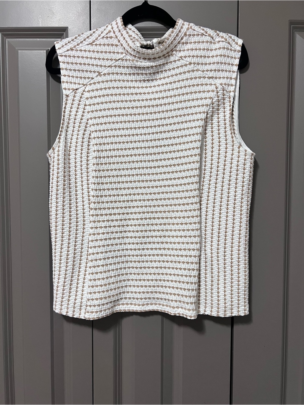Suzy Shier White and Tan Sleeveless Mock Neck Knit Top